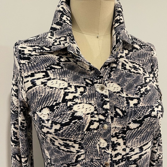 BCBG snake print button up shirt dress - Picture 5 of 9